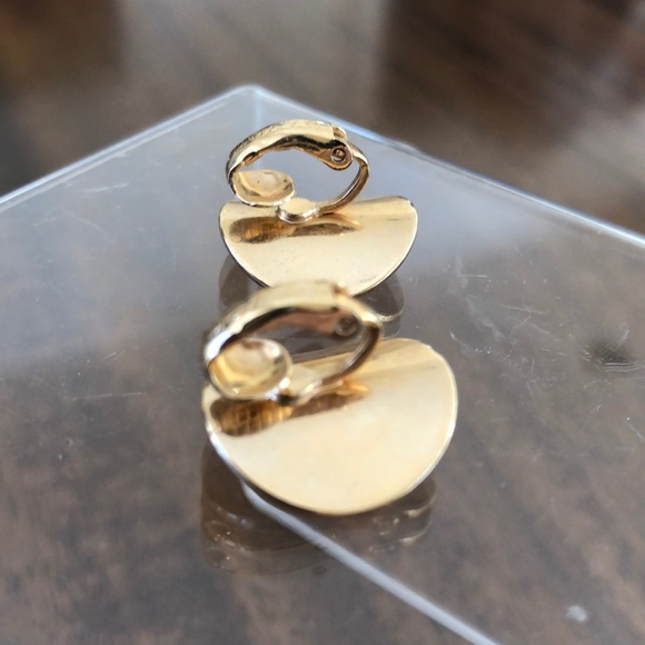 Vintage Avon curved disc spring clip on  earrings gold tone - Picture 3 of 16